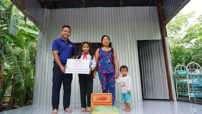 Bàn giao cho em Bùi Thị Lan Anh