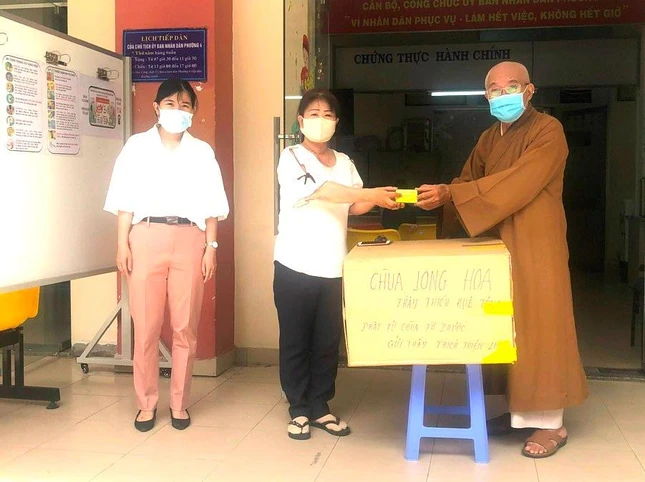 Hòa thượng Thích Thiện Lương trao quà đến đại diện phường 4 để trao đến các hộ khó khăn
