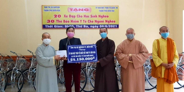 Tặng hơn 24 triệu đồng để mua 30 thẻ bảo hiểm y tế cho người nghèo