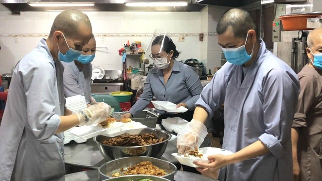 Chư Ni trường hạ tự nấu cơm chia sẻ đến bà con trong khu cách ly thuộc quận 6