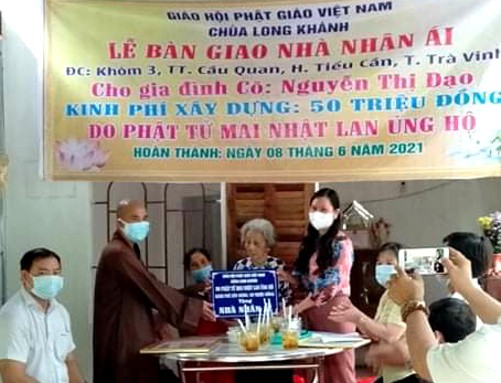 Đại đức Thích Huệ Chiếu bàn giao nhà đến gia đình bà Nguyễn Thị Đạo