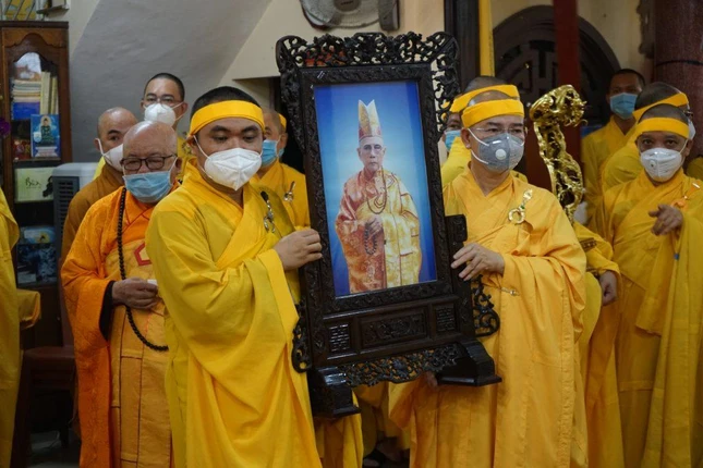 Môn đồ pháp quyến cung thỉnh di ảnh Hòa thượng