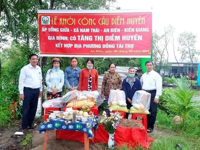 Trao quà đến 10 gia đình xã Nam Thái