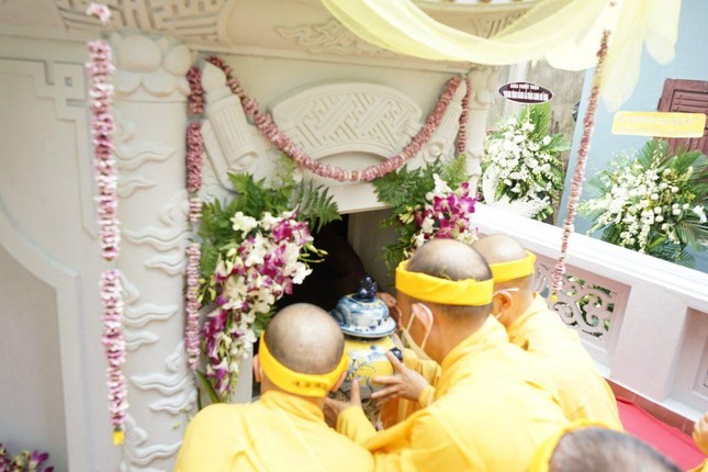 xá lợi của Hòa thượng được cung thỉnh nhập bảo tháp tại chùa Huệ Quang xá lợi của Hòa thượng được cung thỉnh nhập bảo tháp tại chùa Huệ Quang