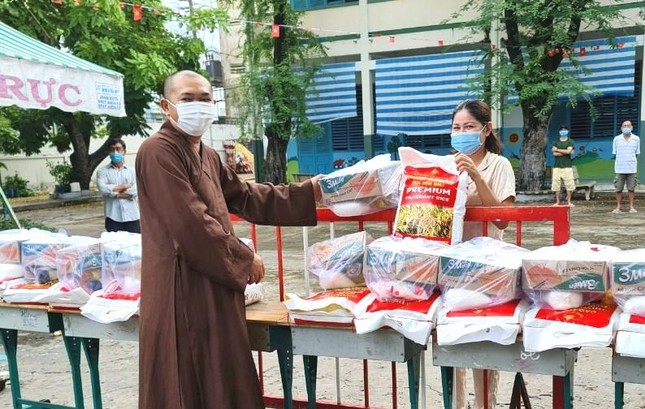 Thượng tọa Thích Lệ Quang trao quà đến người đang cách ly