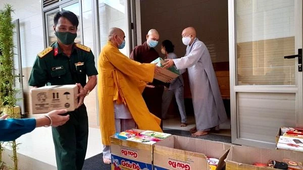 “Món quà yêu thương” được chuyển đến Ban Chỉ huy Quân sự huyện Long Điền