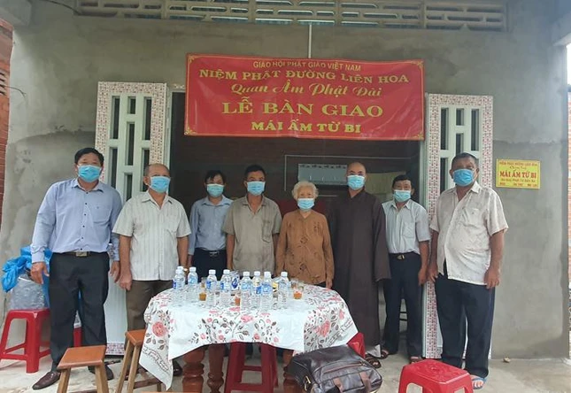 Bàn giao nhà mới đến gia đình ông