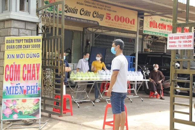 Quán cơm chay 5.000 đồng tặng cơm miễn phí cho người nghèo Quán cơm chay 5.000 đồng tặng cơm miễn phí cho người nghèo