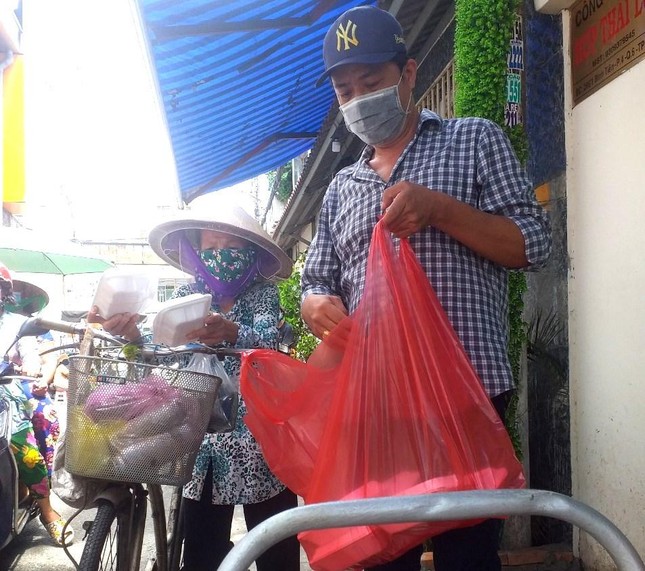 Phật tử chùa Bồ Đề Lan Nhã tặng cơm chay cho người nghèo