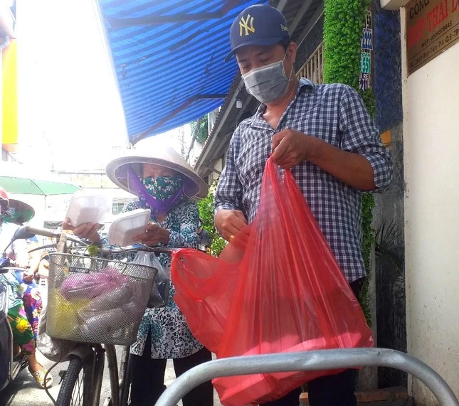 Phật tử chùa Bồ Đề Lan Nhã tặng cơm chay cho người nghèo