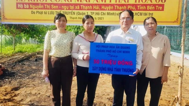 Do dịch bệnh Covid-19 diễn biến phức tạp nên Hội Pháp Hoa Ấn Quang không trực tiếp mà nhờ chính quyền địa phương trao tiền hỗ trợ xây nhà