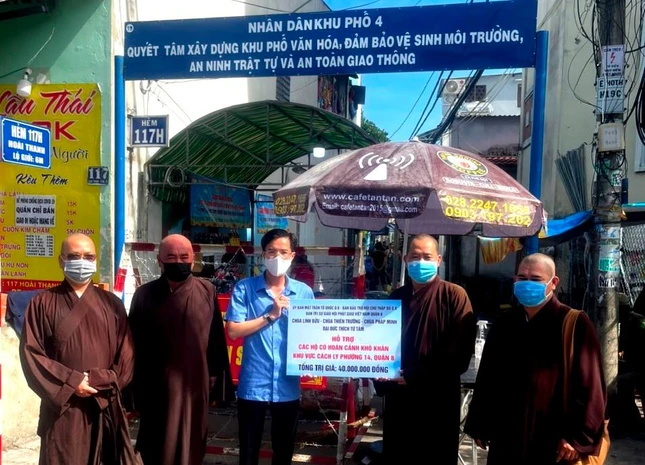 Chư Tăng các chùa trao quà đến cư dân khu cách ly thuộc khu phố 4, phường 14, quận 8