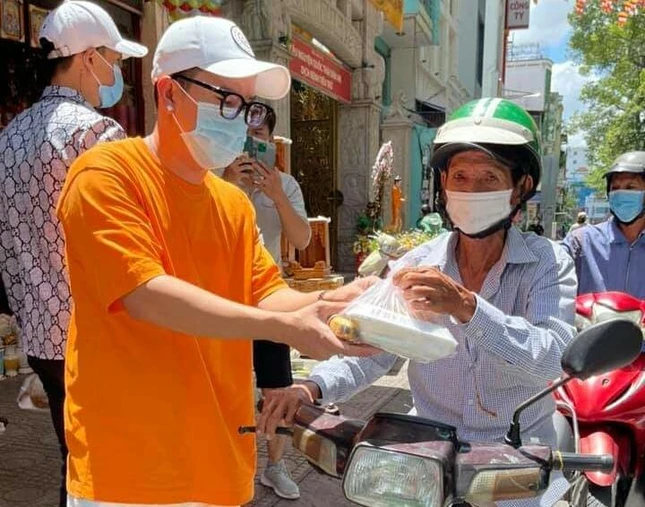 Thành viên nhóm Pháp Hoa Ấn Quang tặng cơm đến người nghèo