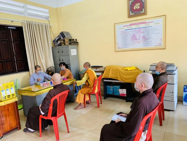 Chư tôn đức đến Văn phòng Ban Trị sự TP.Biên Hòa đóng góp mua vắc-xin phòng chống Covid-19