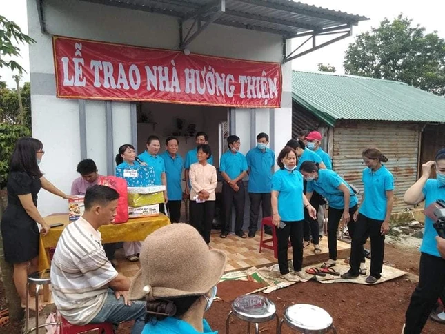 Căn nhà mới được nhóm Phật tử bàn giao đến chị Phan Thị Ngoan