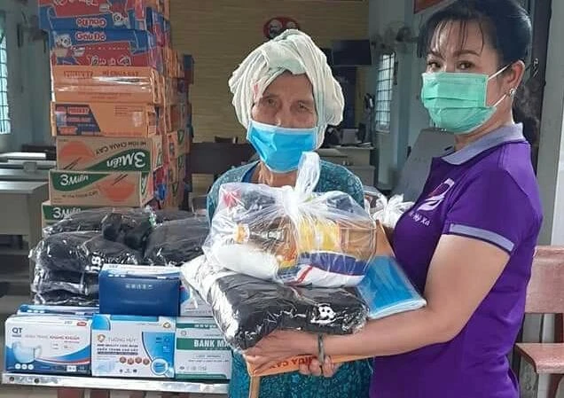 Đại diện Hội Từ thiện Nhân Ái trao tặng phần quà cho các gia đình nghèo