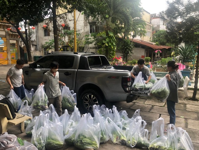 Các bạn sinh viên vận chuyển quà từ sáng sớm - Ảnh: SVTN Pháp Vân