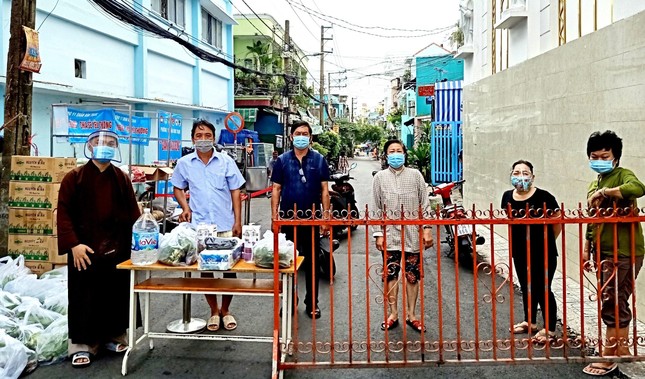 Chùa Pháp Vân trao tặng đồ bảo hộ đến Trung tâm y tế dự phòng quận Bình Thạnh - Ảnh: SVTN Pháp Vân