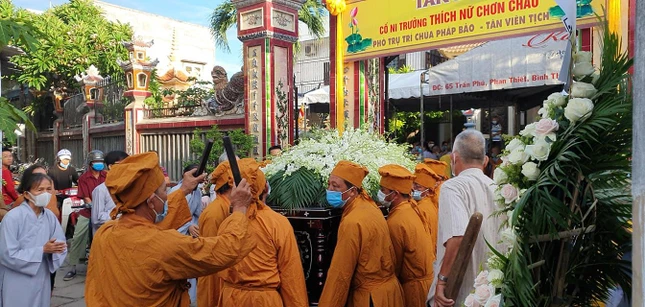Cung thỉnh kim quan Ni trưởng Chơn Châu đến nơi trà-tỳ