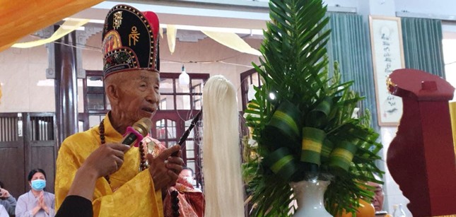 Trưởng lão Hòa thượng Thích Huệ Tánh đã tuyên pháp ngữ, phất trần