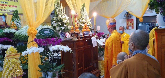 Chư tôn giáo phẩm thực hiện nghi thức lễ di quan