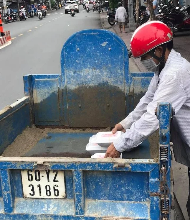 Những suất cơm được tặng đến người lao động - Ảnh: T.N