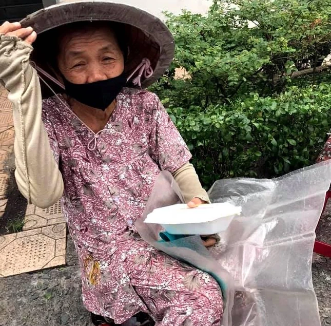 Suất cơm chay được tặng đến người khó khăn trên đường phố - Ảnh: T.N