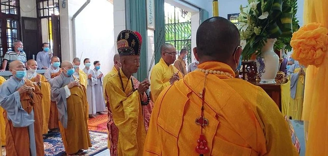 Chư tôn đức niêm hương tưởng niệm