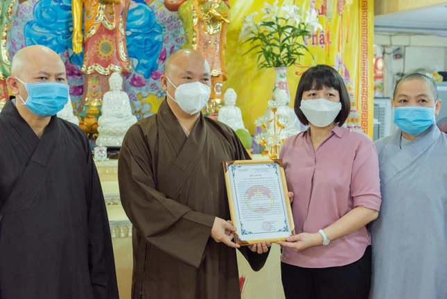 Đại diện Ủy ban MTTQVN quận 4 ghi nhận sự đóng góp của Ban Trị sự GHPGVN quận 4