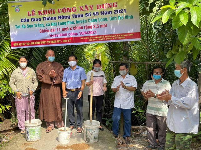 Chùa Long Bửu khởi công xây dựng cầu nông thôn số 49 - Ảnh: L.B