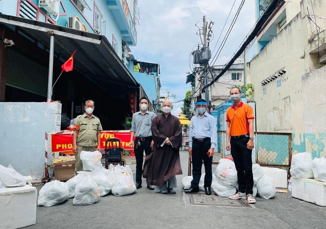 Rau củ quả tươi được chùa chuyển đến khu cách ly hỗ trợ những gia đình khó khăn Ảnh: V.Gi