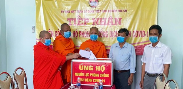 Đại đức Giang Sô Thanh cùng chư Tăng đóng góp quỹ mua vắc-xin phòng chống Covid-19