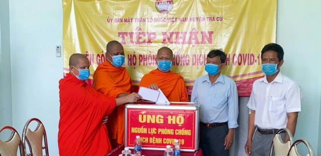 Đại đức Giang Sô Thanh cùng chư Tăng đóng góp quỹ mua vắc-xin phòng chống Covid-19