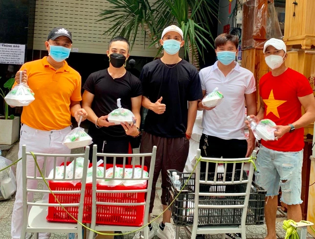 Giờ tặng cơm chay mỗi ngày từ từ 7 giờ sáng đến 11 giờ, tại Quán chay Mỹ Hương Trai