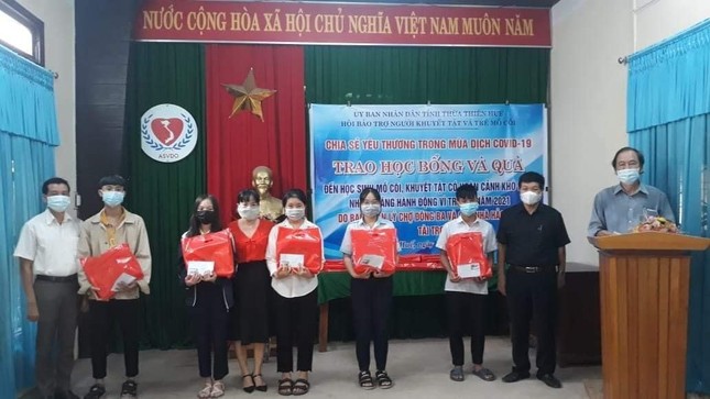 Trao 14 suất học bổng cho các em học sinh có hoàn cảnh đặc biệt khó khăn