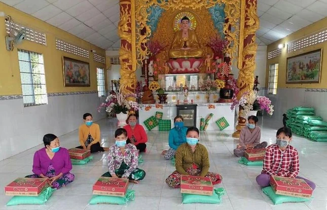 Chùa An Thành trao tặng phần quà đến bà con khó khăn