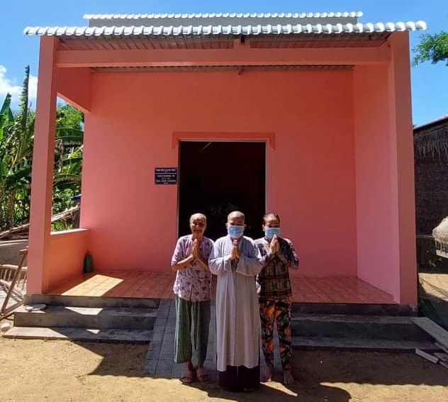 Sư cô Thích nữ Trung Thường bàn giao nhà tình thương đến hộ khó khăn