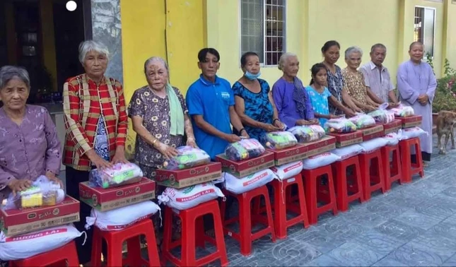 Chùa trao tặng thêm 10 phần quà cho người già neo đơn