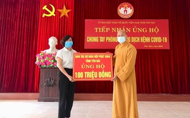Đại đức Thích Minh Huy trao biển đóng góp 100 triệu đồng đến Ủy ban MTTQVN tỉnh Yên Bái
