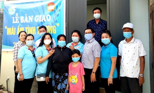 Chi Ước (thứ 5 từ phải sang) và đại biểu dự lễ bàn giao nhà