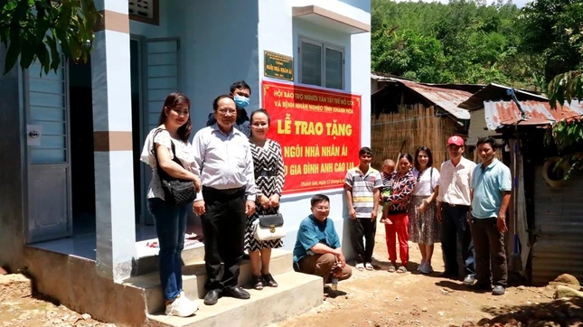 Các thành viên trong Hội và gia đình anh Cao Lia tại lễ bàn giao