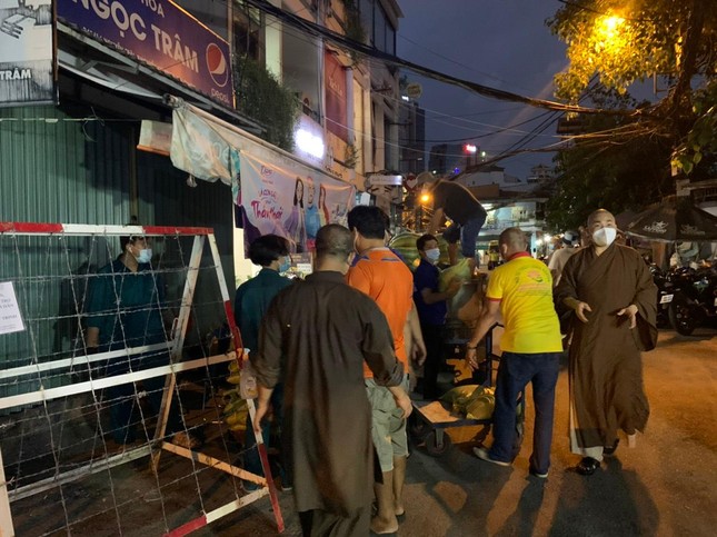 Quà được chuyển đến trao tặng 542 gia đình đang cách ly tại khu Mã Lạng Quà được chuyển đến trao tặng 542 gia đình đang cách ly tại khu Mã Lạng