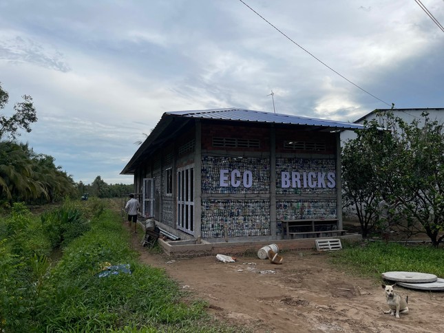 Ngôi trường cộng đồng mới xây dựng xong phần khung cứng - Ảnh: L.B