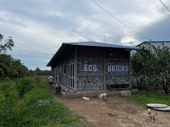 Ngôi trường cộng đồng mới xây dựng xong phần khung cứng - Ảnh: L.B Ngôi trường cộng đồng mới xây dựng xong phần khung cứng - Ảnh: L.B