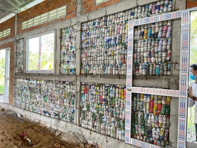 Một vách tường vỏ chai nhựa, lưới B30, bức tường này sẽ được bọc lại bởi lớp xi-măng để có sự bền chắc hơn - Ảnh: L.B Một vách tường vỏ chai nhựa, lưới B30, bức tường này sẽ được bọc lại bởi lớp xi-măng để có sự bền chắc hơn - Ảnh: L.B