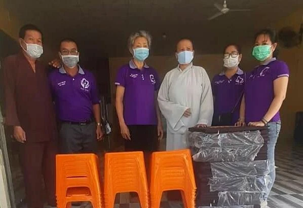 Hội từ thiện Nhân Ái cúng dường tọa cụ, kệ kinh đến chùa Huệ Quang Hội từ thiện Nhân Ái cúng dường tọa cụ, kệ kinh đến chùa Huệ Quang