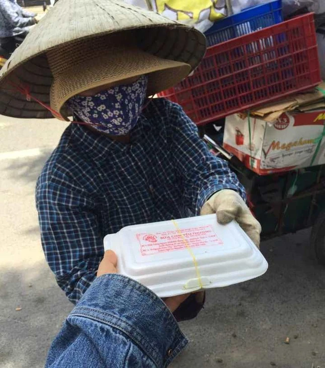 Chia sẻ hàng ngàn suất cơm chay với hàng ngàn người lao động khó khăn TP.HCM - Ảnh: T.N