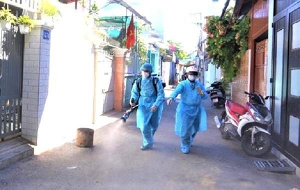 Phun khử trùng các khu vực có nguy cơ cao - Ảnh: TTBC TP Phun khử trùng các khu vực có nguy cơ cao - Ảnh: TTBC TP