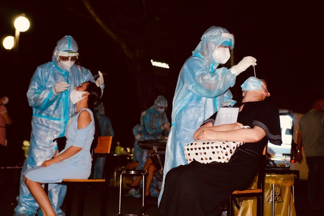 Lấy mẫu xét nghiệm - Ảnh: HCDC