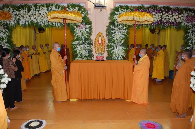 Chư tôn đức hộ niệm